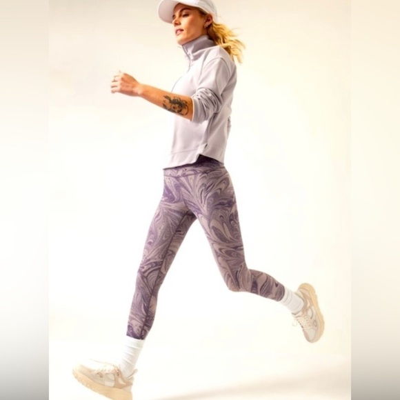 ✨NEW WITH TAGS! Athleta Transcend 7/8 Tight in Marble Violet. - Picture 4 of 8